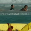 Hugh Jackman đưa một người lướt sóng vào bờ. (Nguồn: dailymail.co.uk)