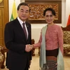 Ngoại trưởng Myanmar Aung San Suu Kyi (phải) có cuộc gặp với Bộ trưởng Ngoại giao Trung Quốc Vương Nghị. (Nguồn: THX/TTXVN)