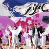 Các bạn trẻ biểu diễn điệu múa truyền thống của Nhật Bản sôi động. (Ảnh: Minh Đức/TTXVN)