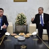 Thủ tướng Algeria Abdelmalek Sellal (phải) có cuộc gặp với Thủ tướng Pháp Manuel Valls. (Nguồn: AFP/TTXVN)