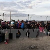 Người tị nạn Syria và Iraq bị mắc kẹt tại khu vực biên giới Hy Lạp-Macedonia ngày 27/2. (Nguồn: AFP/TTXVN)