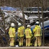 Lực lượng cứu hộ làm nhiệm vụ tại hiện trường vụ tai nạn. (Nguồn: AFP/TTXVN)