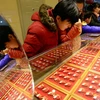 Người dân chọn mua vàng trang sức tại Tế Nam, thủ phủ tỉnh Sơn Đông, Trung Quốc ngày 19/1. (Nguồn: THX/TTXVN)