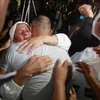Tù nhân Palestine được trả tự do gặp lại người thân ở thành phố Ramallah ngày 14/8/2013. (Nguồn: AFP/TTXVN)