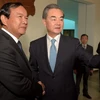 Bộ trưởng Ngoại giao và hợp tác quốc tế Campuchia Prak Sokhon (ảnh, trái) đã có cuộc hội đàm với Bộ trưởng Ngoại giao Trung Quốc Vương Nghị (ảnh, phải) đang trong chuyến thăm Phnom Penh. (Nguồn: AFP/TTXVN)