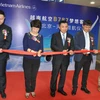 Lãnh đạo Đại sứ quán Việt Nam tại Trung Quốc, lãnh đạo Sân bay quốc tế Thủ đô Bắc Kinh, đại diện Vietnam Airlines tại Trung Quốc cắt băng chào đón chuyến bay đầu tiên tới Bắc Kinh bằng tàu bay mới Boeing B787-9 Dreamliner. (Ảnh: Trung Kiên/TTXVN)
