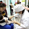 Tiêm vắcxin cho trẻ tại Trạm y tế phường Trương Định, quận Hai Bà Trưng, Hà Nội. (Ảnh: Dương Ngọc/TTXVN)