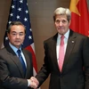 Ngoại trưởng Mỹ John Kerry (phải) và Ngoại trưởng Trung Quốc Vương Nghị. (Nguồn: fmprc.gov.cn)