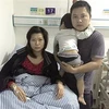 Giang và chồng trên giường bệnh. (Nguồn: chinanews.com)