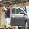 Người đàn ông chĩa súng vào đầu. (Nguồn: chinadaily.com.cn)