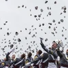Học viên của Học viện quân sự West Point, nằm ở phía Bắc New York, Mỹ, tung mũ trong ngày tốt nghiệp. (Nguồn: CCTV)