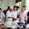 Lãnh đạo tỉnh Bình Thuận thăm hỏi nạn nhân tại Bệnh viện Đa khoa tỉnh Bình Thuận. (Ảnh: Nguyễn Thanh/TTXVN)