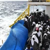 Người di cư được cứu từ thuyền bị lật ngoài khơi Libya về tới cảng Cagliari, đảo Sardinia, ngày 26/5. (Nguồn: AFP/ TTXVN)