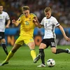 Trung vệ Toni Kroos (phải) đội tuyển Đức tranh bóng với trung vệ Serhiy Sydorchuk của đội tuyển Ukraine. (Nguồn: AFP/TTXVN)