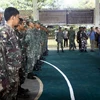 Tổng thống Benigno Aquino III (phải) trò chuyện với các binh sỹ trong chuyến thăm Sulu. (Nguồn: EPA/TTXVN)