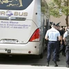 Cổ động viên Nga bị cảnh sát giữ trên xe buýt. (Nguồn: Daily Star)