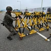 Binh sỹ Hàn Quốc dựng rào chắn trên tuyến đường hướng tới Khu công nghiệp Kaesong tại trạm kiểm soát quân sự ở Paju. (Nguồn: AFP/TTXVN)