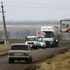 Đoàn xe của Hội Chữ thập đỏ chuyển hàng viện trợ cho người dân Ukraine sống tại làng Pischevik thuộc vùng Donetsk, Ukraine. (Nguồn: AFP/TTXVN)