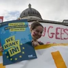Giới trẻ tại Anh tham gia vận động ở lại EU tại thủ đô London ngày 21/6. (Nguồn: EPA/TTXVN)