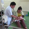 Bác sỹ đang thăm khám cho bệnh nhi tại Bệnh viện Sản nhi Ninh Bình. (Ảnh: Hải Yến/TTXVN)