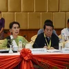 Chủ tịch Hội đồng Nhà nước Myanmar Daw Aung San Suu Kyi (trái) và ông Tin Myo Win (phải, hàng trước) trong một cuộc họp. (Nguồn: The MNA/TTXVN)