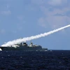 Tên lửa được bắn đi từ tàu chiến của Trung Quốc trong cuộc tập trận tại Biển Đông (Nguồn: THX)