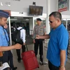 Cảnh sát và nhân viên an ninh sân bay Indonesia làm nhiệm vụ tại sân bay quốc tế ở Cengkareng, ngoại ô thủ đô Jakarta. (Nguồn: AFP/TTXVN)