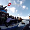 Thuyền của lực lượng cứu hộ bờ biển Italy trong một chiến dịch giải cứu những người nhập cư ngoài khơi đảo Sicily ngày 12/4/2015. (Nguồn: AFP/TTXVN)