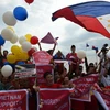 Các nhà hoạt động Philippines vui mừng sau phán quyết của Tòa Trọng tài ở Lahay trong cuộc tuần hành tại Manila ngày 12/7. (Nguồn: AFP/TTXVN)