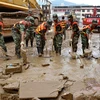 Binh sỹ Trung Quốc giúp người dân dọn dẹp sau trận ngập lụt ở tỉnh Phúc Kiến, Đông Nam Trung Quốc. (Nguồn: THX/TTXVN)