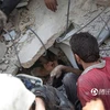 Hình ảnh em bé Syria nằm dưới đống đổ nát gây xúc động mạnh