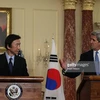 Ngoại trưởng Hàn Quốc Yun Byung-se (trái) và người đồng cấp Mỹ John Kerry. (Nguồn: Getty Images)