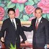 Ngoại trưởng Nhật Bản Fumio Kishida (trái) đã có cuộc hội đàm với người đồng cấp Trung Quốc Vương Nghị. (Nguồn: Yonhap/TTXVN) 