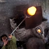 [Photo] Độc đáo nghề thổi thủy tinh làm cốc ở làng Xối Chì 