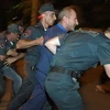 Cảnh sát Armenia bắt giữ người biểu tình bạo động ở Yerevan ngày 29/7. (Nguồn: AFP/TTXVN)