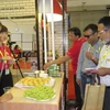 Khách quốc tế tìm hiểu sản phẩm tại Triển lãm VietFood & Beverage-ProPack Vietnam 2015. (Ảnh: Hoàng Hải/TTXVN)