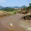 Hàng ngàn mét khối đất bùn được tích tụ trong khu vực mỏ của Công ty cổ phần Khoáng sản và Cơ khí-Mỏ mangan MIMECO Phúc Sơn gây ô nhiễm nghiêm trọng. (Ảnh: Văn Tý/TTXVN)