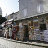 Các cửa hàng bán đồ lưu niệm vắng khách trên một con phố ở thủ đô Paris. (Nguồn: AFP/TTXVN)