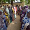 Các em nhỏ vô gia cư Nigeria nhận hàng viện trợ tại khu trại gần Zabarmari, ngoại ô Maiduguri, Đông Bắc Nigeria. (Nguồn: AFP/TTXVN)