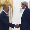 Ngoại trưởng Nga Sergei Lavrov (trái) trong cuộc gặp Ngoại trưởng Mỹ John Kerry tại Moskva ngày 15/7. (Nguồn: EPA/TTXVN)