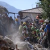 Lực lượng cứu hộ tìm kiếm nạn nhân động đất tại Amatrice, Italy ngày 24/8. (Nguồn: AFP/TTXVN)
