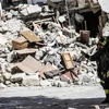 Lính cứu hỏa tham gia công tác cứu hộ tại hiện trường đổ nát sau động đất. (Nguồn: EPA/TTXVN)