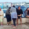 David Cameron chân trần ngồi ăn khi đang đi nghỉ ở Cornwall. (Nguồn: dailymail.co.uk)