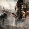 Cảnh sát và nhân viên cứu hỏa Indonesia nỗ lực dập các đám cháy rừng ở Rokan Hulu ngày 28/8. (Nguồn: EPA/TTXVN)
