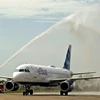 Máy bay JetBlue nhận “cầu vồng nước,” nghi lễ truyền thống chào đón các chuyến bay khai trương. (Ảnh: Vũ Lê Hà/ttXVN)