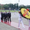 Đoàn đại biểu lãnh đạo, nguyên lãnh đạo Đảng, Nhà nước do Tổng Bí thứ Nguyễn Phú Trọng dẫn đầu cùng các Bộ, ban, ngành ở Trung ương và Hà Nội đến đặt vòng hoa và vào lăng viếng Chủ tịch Hồ Chí Minh. (Ảnh: An Đăng/TTXVN)
