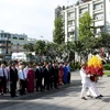 Lãnh đạo Thành phố Hồ Chí Minh dâng hoa Chủ tịch Hồ Chí Minh tại công viên tượng đài Bác. (Ảnh: Thanh Vũ/TTXVN)