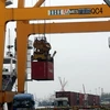 Bốc xếp contairner hàng hóa xuất nhập khẩu tại tại Cảng Chùa Vẽ (Cảng Hải Phòng). (Ảnh: Huy Hùng/TTXVN)