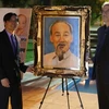 Ông Seyyed Kamal Sajjadi (trái) trao tặng bức tranh Chủ tịch Hồ Chí Minh cho Đại sứ Nguyễn Hồng Thạch. (Nguồn: Đại sứ quán Việt Nam tại Iran)