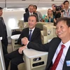 Chủ tịch kiêm Tổng Giám đốc Tập đoàn chế tạo máy bay Airbus, ông Fabrice Brégier (trái) và Phó Tổng Giám đốc Vietnam Airlines Trịnh Ngọc Thành (phải).